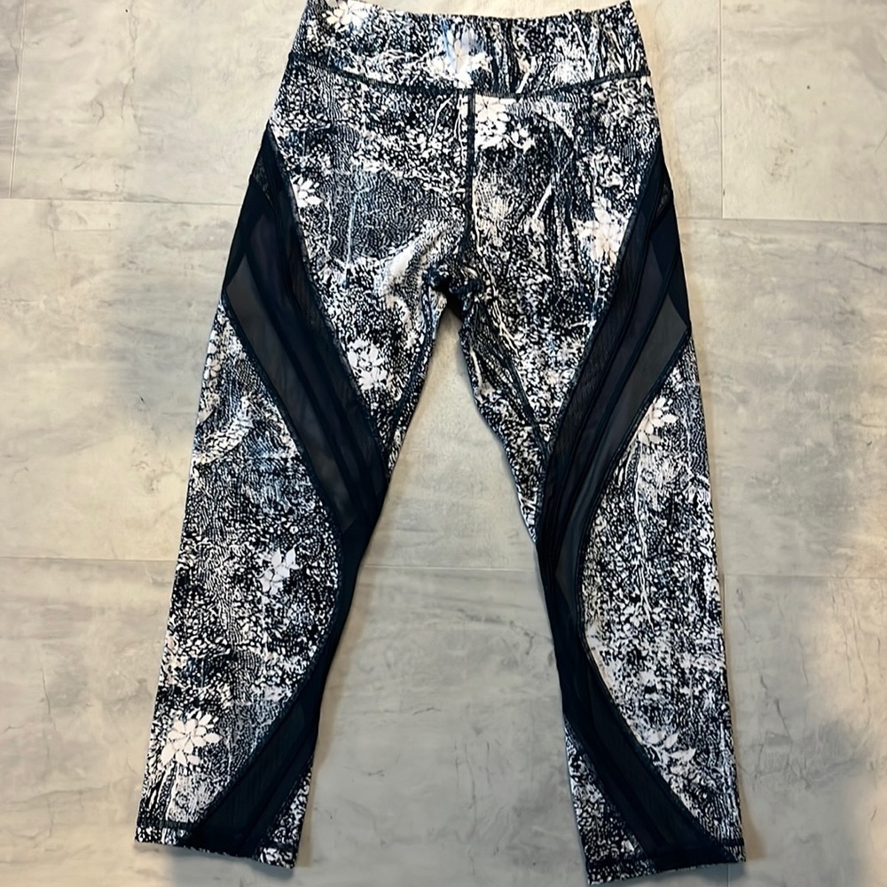 Lululemon leggings Abstract print see - thru mesh on legs Navy/White Size 6
